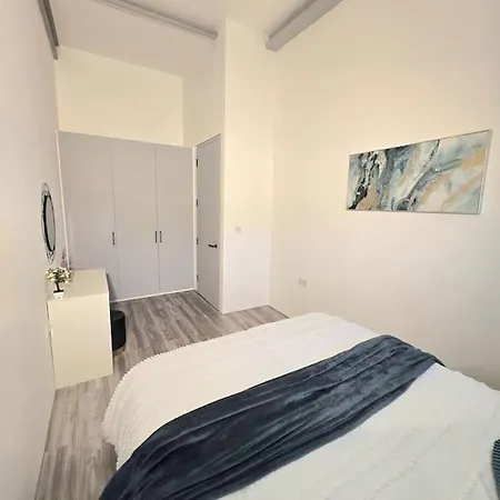 Modern Duplex Penthouse Panoramic Views & Parking Apartment Bradford (West Yorkshire)