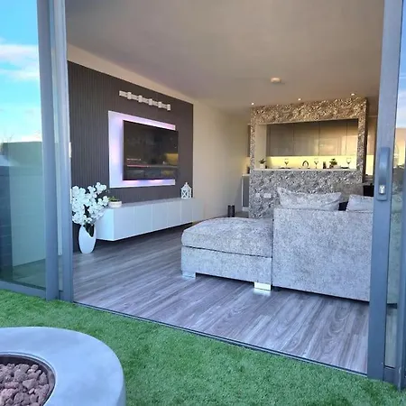 Modern Duplex Penthouse Panoramic Views & Parking Bradford (West Yorkshire)