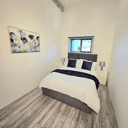 Modern Duplex Penthouse Panoramic Views & Parking * Bradford (West Yorkshire)