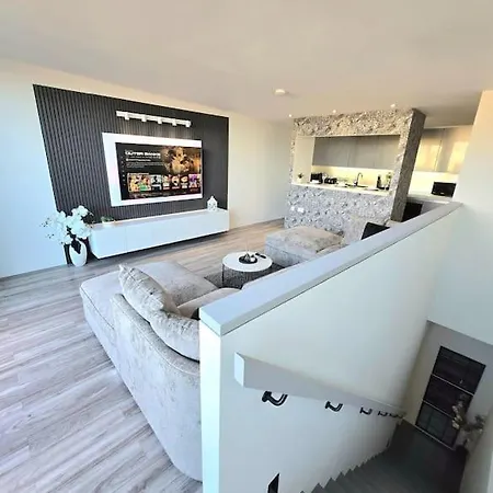 Apartment Modern Duplex Penthouse Panoramic Views & Parking *