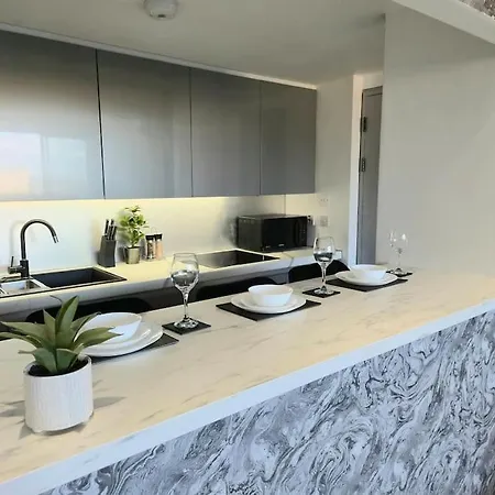 Modern Duplex Penthouse Panoramic Views & Parking Bradford (West Yorkshire)