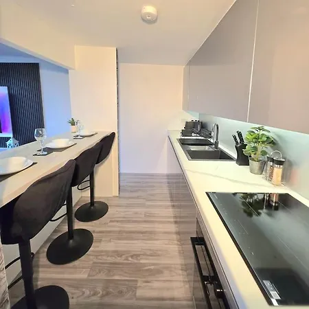 Modern Duplex Penthouse Panoramic Views & Parking * Bradford (West Yorkshire)