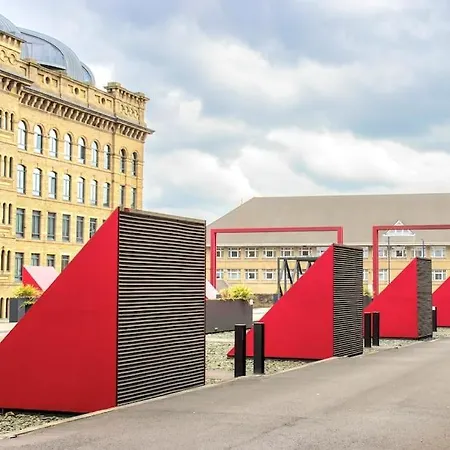 Modern Duplex Penthouse Panoramic Views & Parking *