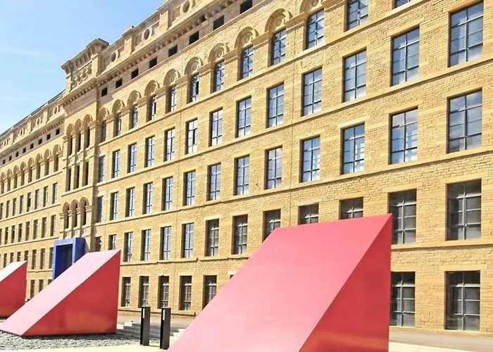 Modern Duplex Penthouse Panoramic Views & Parking *