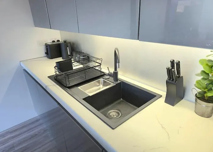 Modern Duplex Penthouse Panoramic Views & Parking Bradford (West Yorkshire)