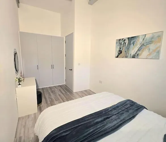 Modern Duplex Penthouse Panoramic Views & Parking Apartment Bradford (West Yorkshire)