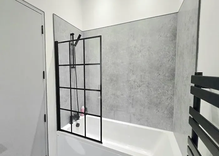 Modern Duplex Penthouse Panoramic Views & Parking برادفورد