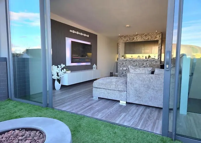 Modern Duplex Penthouse Panoramic Views & Parking برادفورد