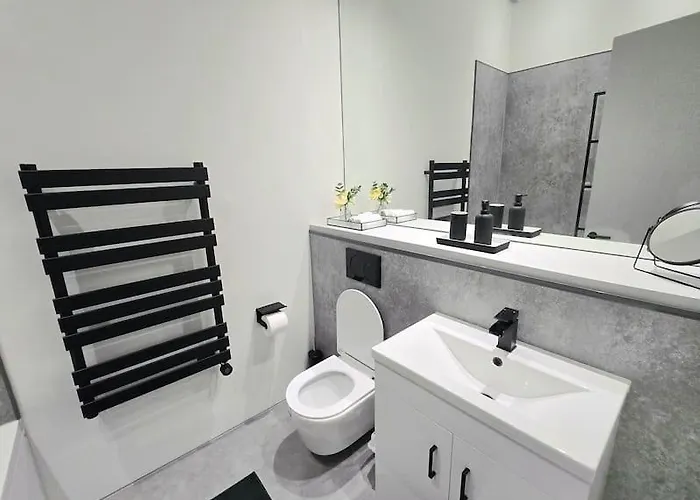 Modern Duplex Penthouse Panoramic Views & Parking