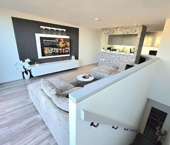 Apartment Modern Duplex Penthouse Panoramic Views & Parking *