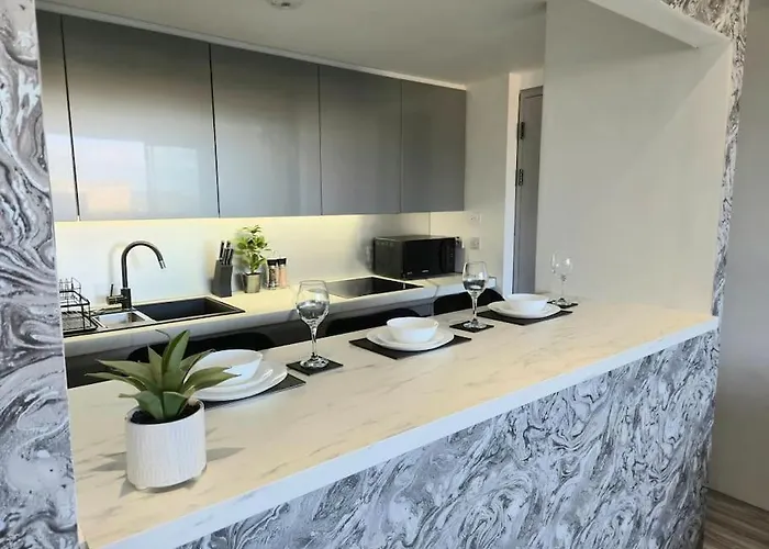 Modern Duplex Penthouse Panoramic Views & Parking برادفورد