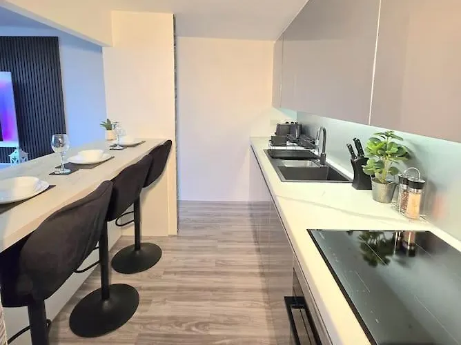 Modern Duplex Penthouse Panoramic Views & Parking * برادفورد