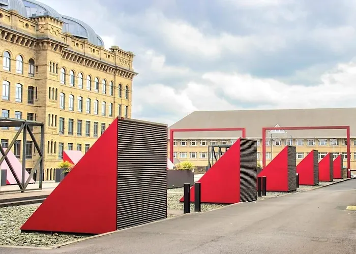 Modern Duplex Penthouse Panoramic Views & Parking *